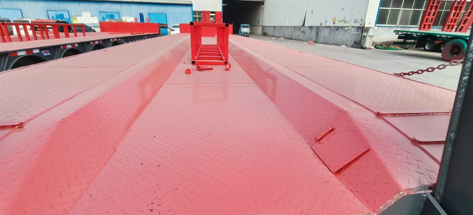 Low-bed loading surface Low-bed loading surface